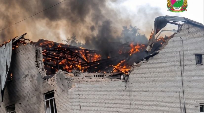 Росіяни двічі вдарили по бізнес-центру в Лозовій: 10 поранених, пожежа