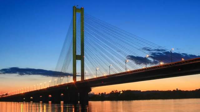 У Києві через нічну атаку перекрили Південний міст і міст Патона