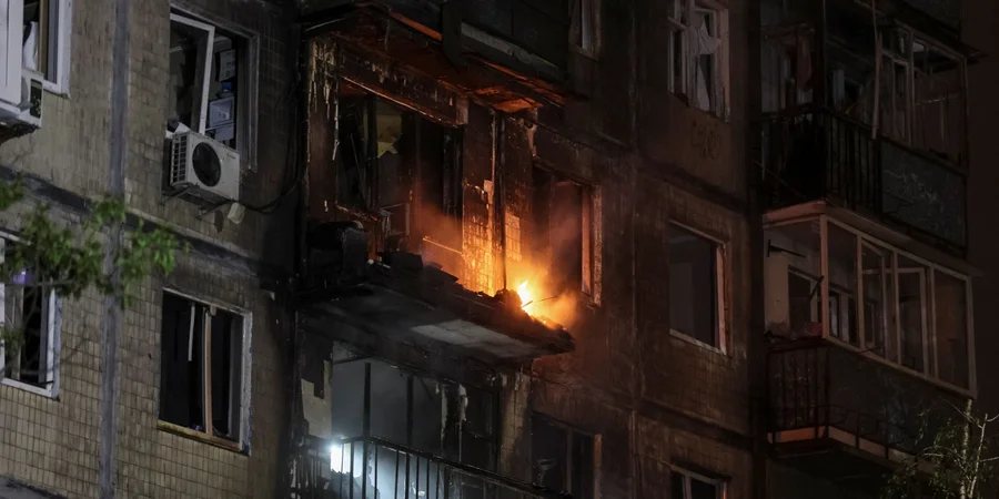 Пожежа з першого по п’ятий поверх у дев’ятиповерхівці Києва через атаку РФ, постраждали вісім людей