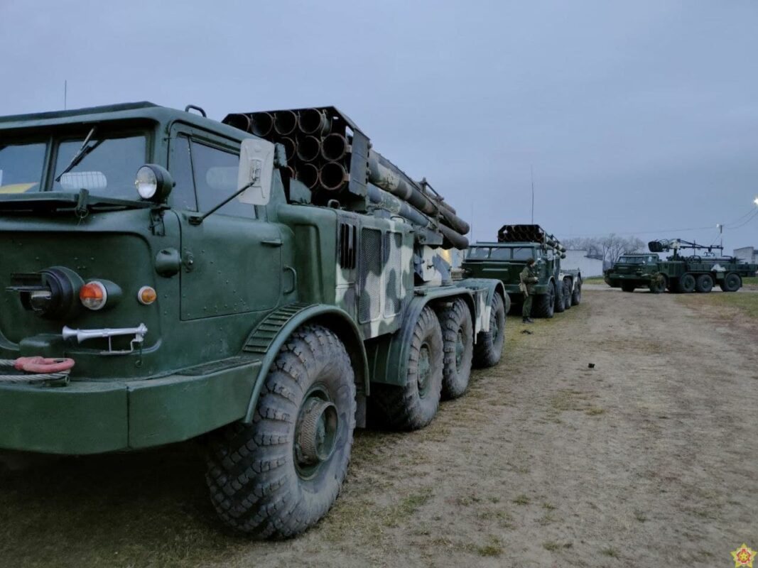 Білорусь підняла артбригаду і викликала офіцерів запасу