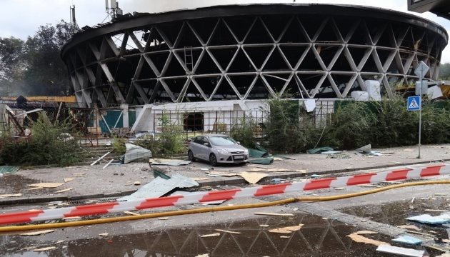 Російський дрон влучив у київський ринок «Шайба», будівля повністю вигоріла