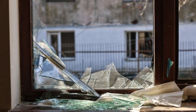 Російський удар по Ізюму: поранено людину, пошкоджено електромережі та будинки