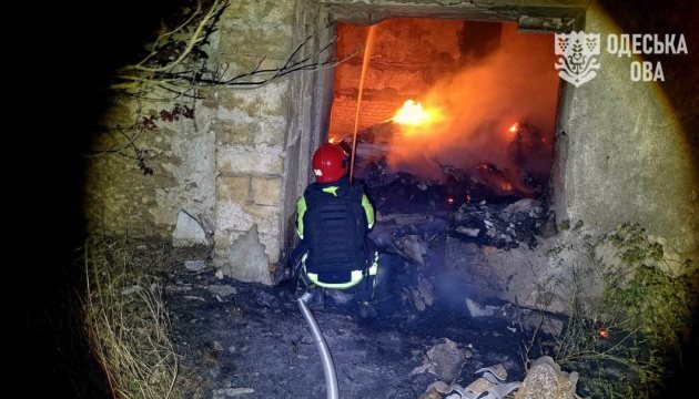 На Одещині внаслідок російських атак пошкоджено багатоповерхівки, підприємство та будівлю банку