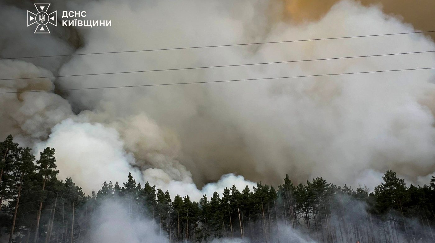 На Київщині ліквідовують масштабну лісову пожежу, фронт якої сягає кількох кілометрів