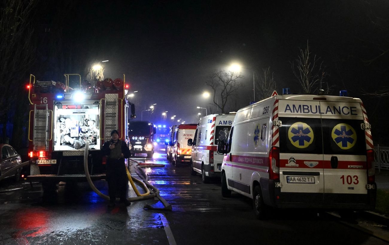 У Києві балістична атака спричинила смерть людини і пожежу в житловому дворі