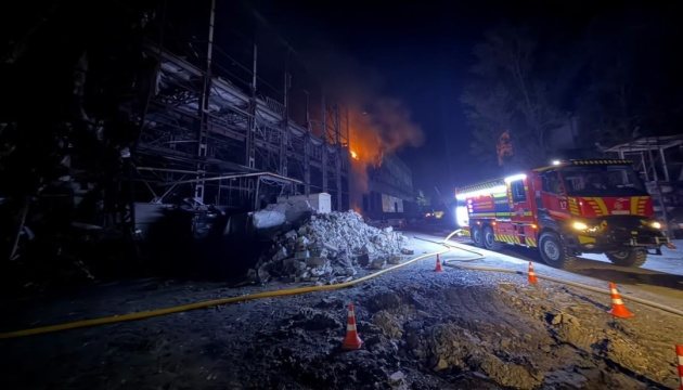 У Києві через російський удар загорілася нежитлова будівля в Голосіївському районі