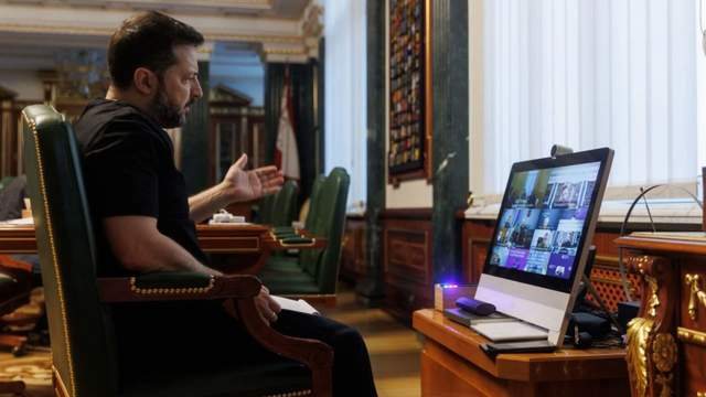 Зеленський: США затримують життєво необхідні поставки озброєння для України