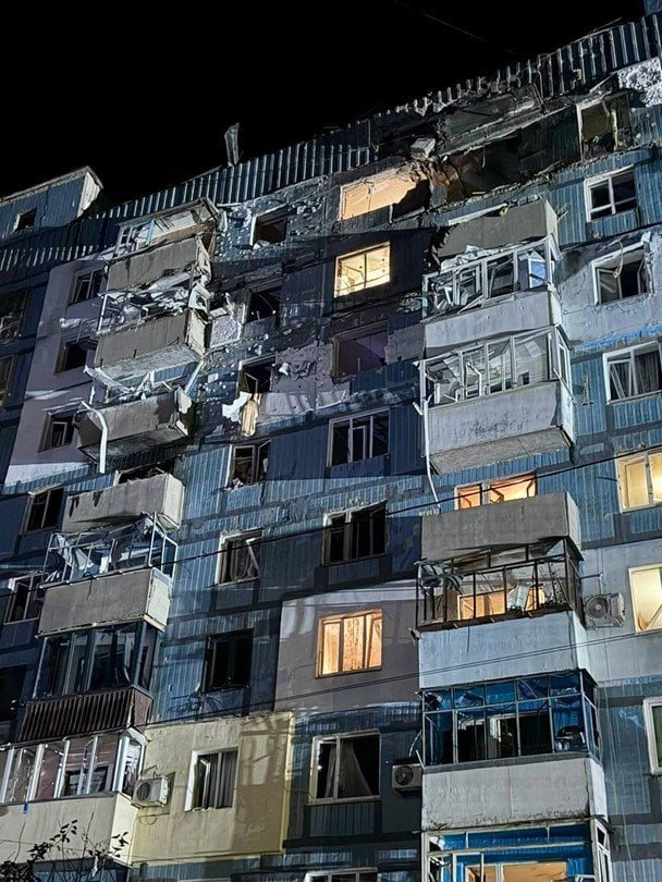 Російський дрон влучив у дев'ятиповерхівку в Дніпрі, троє поранених