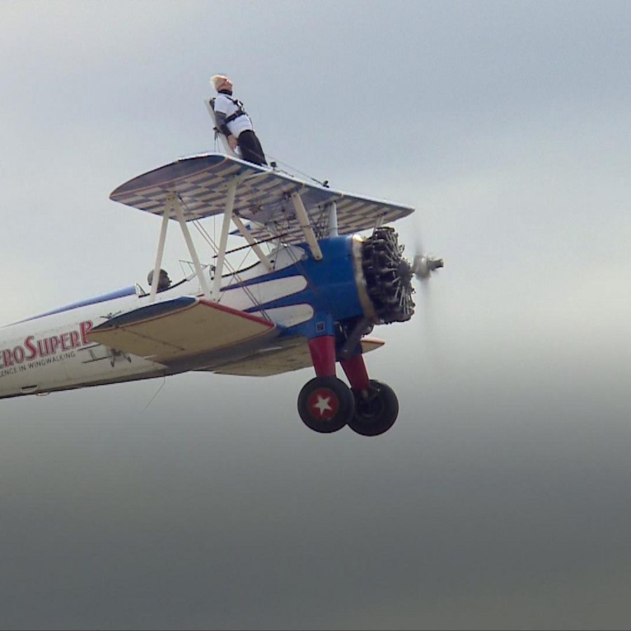 У 97 років британка оновила рекорд у wing walking