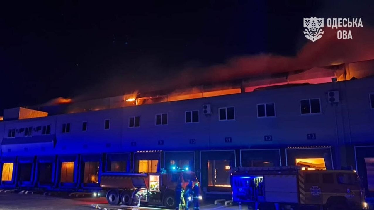 Росія вночі атакувала склади супермаркетів на Одещині, спалахнула масштабна пожежа