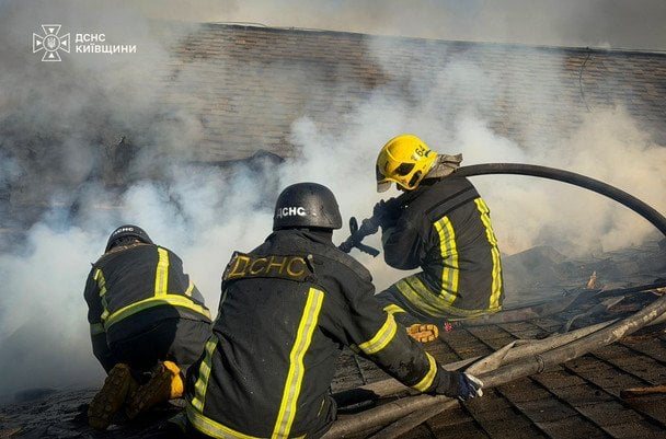 РФ масовано атакує Київщину: поранено жінку, пошкоджено будинок