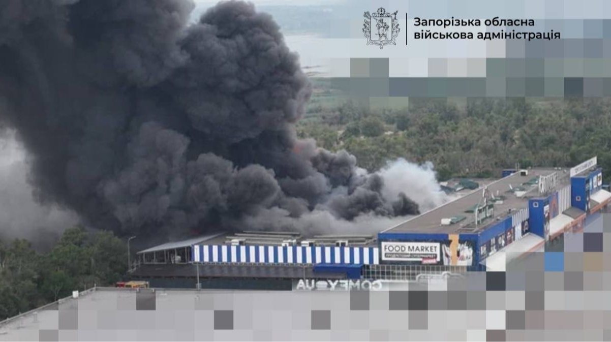 Окупанти вранці вдарили по території торговельного центру в Запоріжжі, є постраждалий