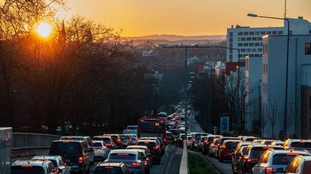 Російський дрон влучив у Північний міст у Києві, рух перекрито