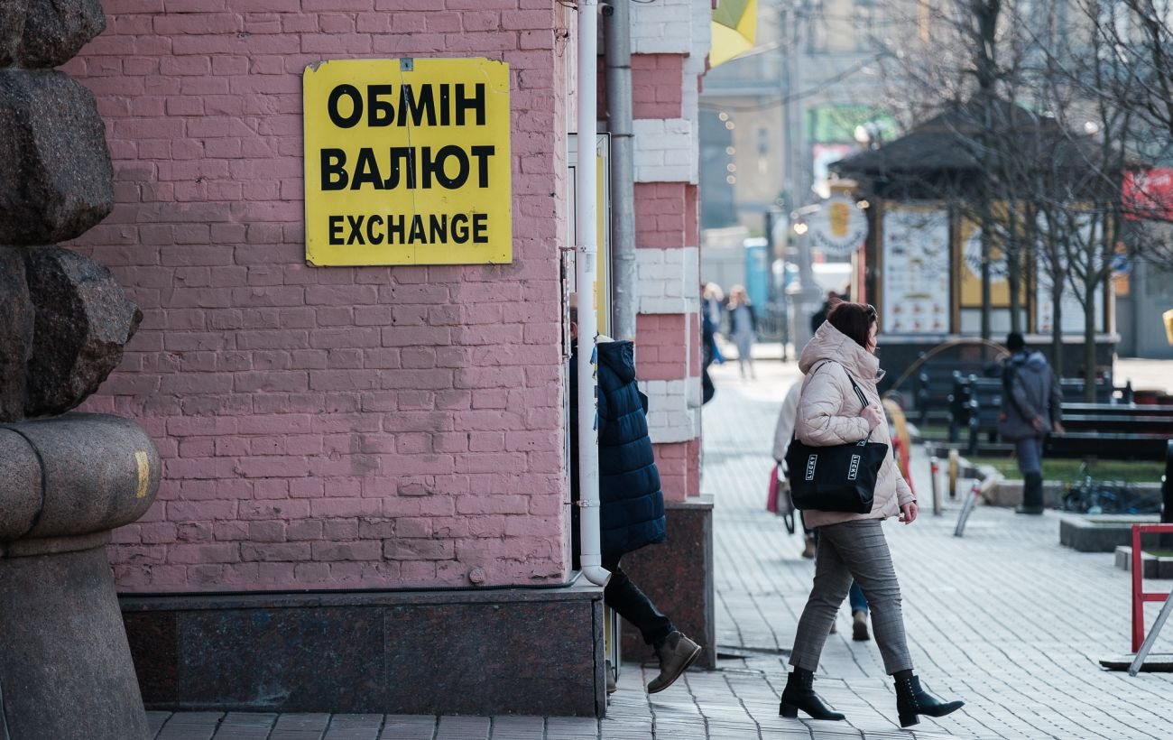 Долар і євро в банках та обмінниках 22 жовтня: де вигідно купити валюту