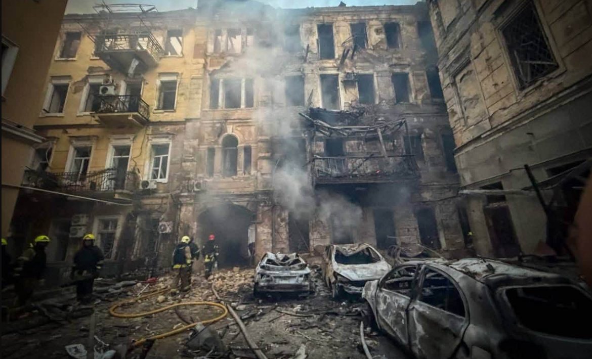 Одеса після нічної атаки: 12 постраждалих, світло й воду відновлюють