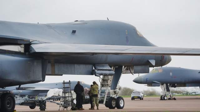Біля авіабази США у Британії затримали кількох осіб через інцидент з вибухівкою