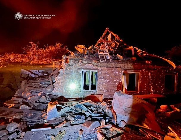 Російські війська вдарили по Дніпру: пошкоджені приватні будинки, поранена 84-річна жінка