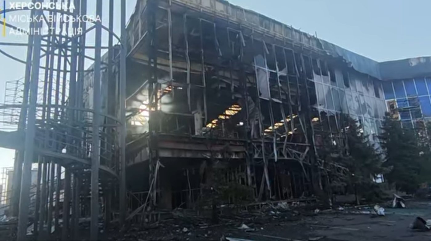У Херсоні після нічної атаки російських дронів згорів торговий центр