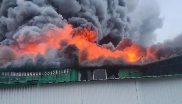 Російські дрони влучили в промислове підприємство в Маневичах на Волині, виникла масштабна пожежа