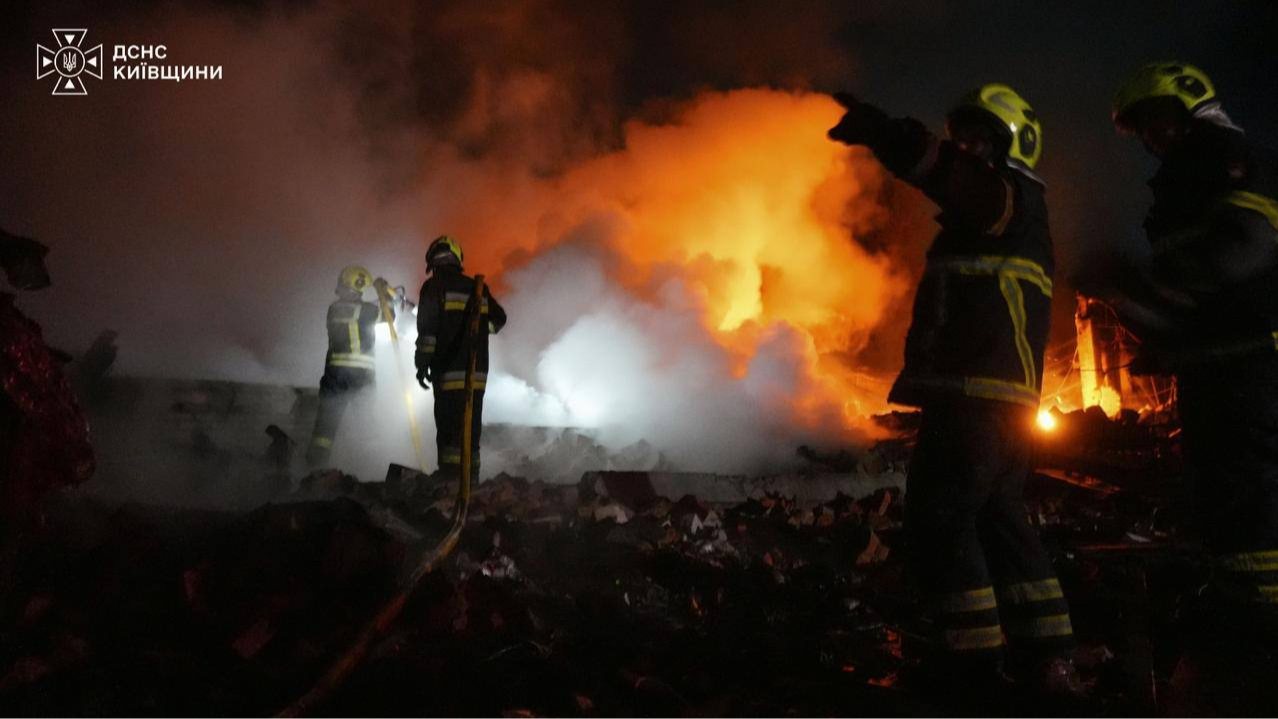 Російські удари по Київщині: горіло деревообробне підприємство, пошкоджено склади, будинки й авто
